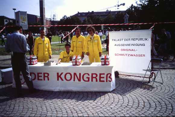  DER KONGRESS (Hans-Peter Klie, Martin von Ostrowski, Jan-Michael Sobottka, Toni Wirthmüller), 
					Palast der Republik, Aussenreinigung 1992