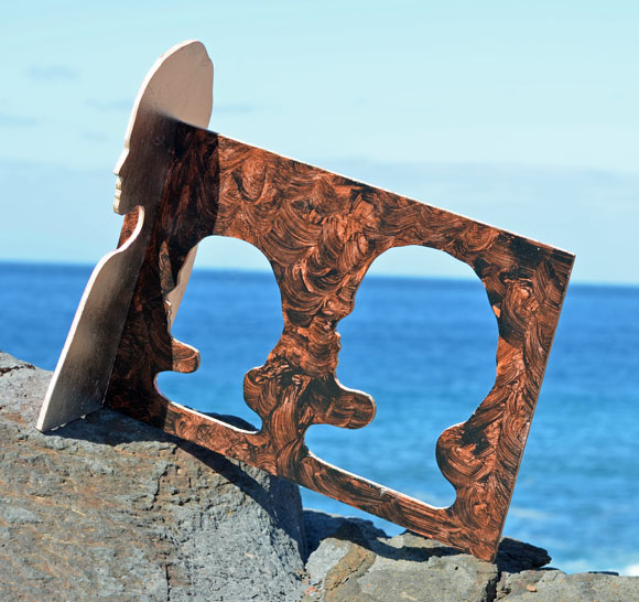 Martin von Ostrowski: Frau am Meer, 2015, Lack auf Birkensperrholz, 30 x 40 x 20 cm
