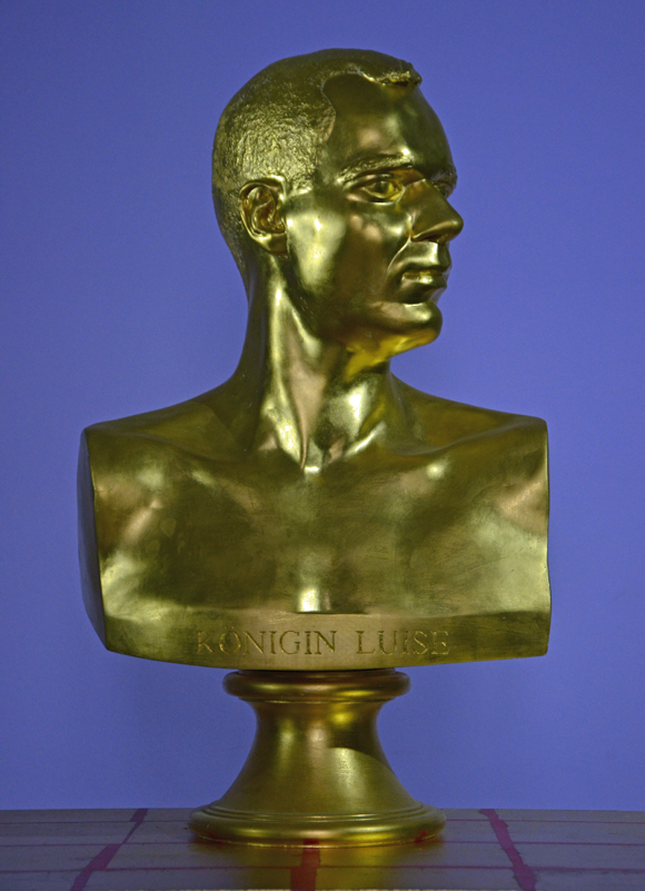 Martin von Ostrowski: Königin Luise, 1990, Gips, Blattgold, 62 x 36 x 20 cm