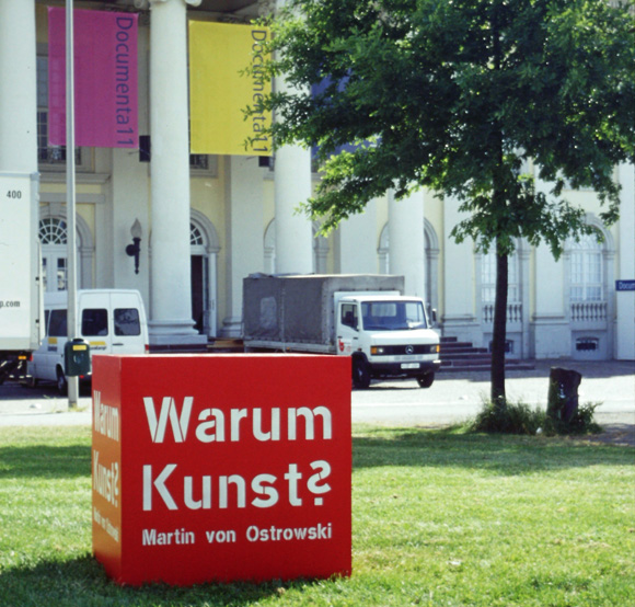 Martin von Ostrowski: Warum Kunst? 2002, Holz, Lack, je Würfel 80 x 80 x 80 cm aufgestellt auf dem Friedrichsplatz in Kassel 5-7. Juni 2002