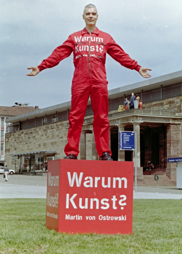 Martin von Ostrowski: Warum Kunst?, 5.-7. Juni 2002, Würfel vor dem Fridericianum während der documenta XI, 2002