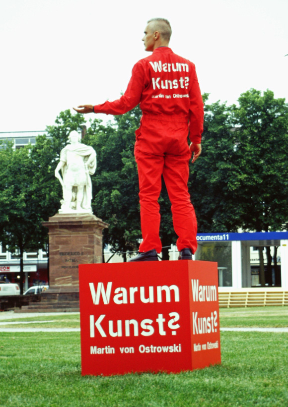 Martin von Ostrowski: Warum Kunst?, 5.-7. Juni 2002, Würfel vor dem Fridericianum während der documenta XI, 2002