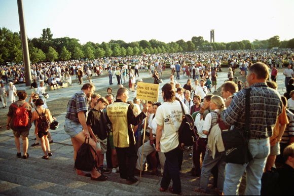  Martin von Ostrowski auf dem Platz der Reublik während der Reichstagsverhüllung Juni-Juli 1995