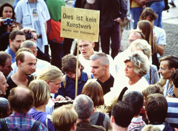 Martin von Ostrowski auf dem Platz der Reublik während der Reichstagsverhüllung Juni-Juli 1995