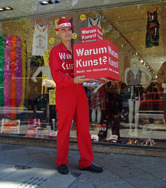 Martin von Ostrowski: Warum Kunst?, 5. August 2005, Aktion  in der Potsdamer Straße, Berlin, Foto: Lutz Lauffer.