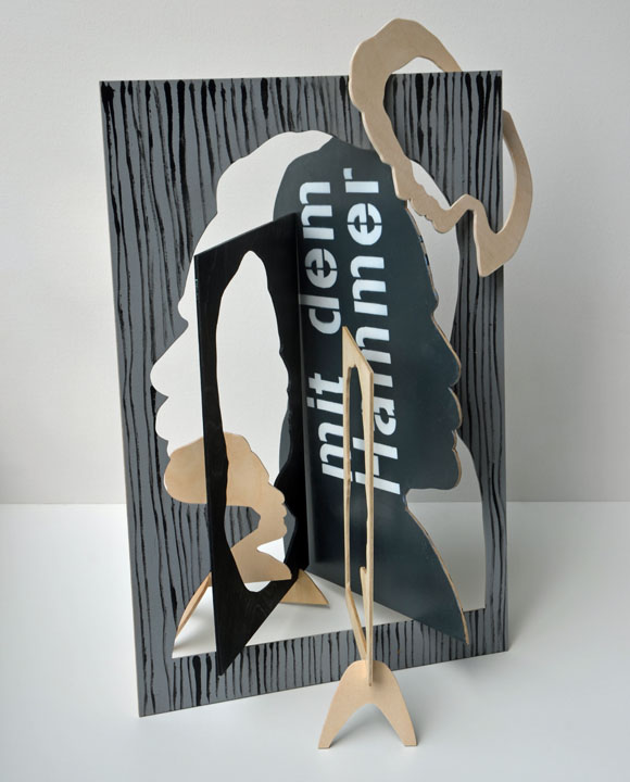 Martin von Ostrowski: mit dem Hammer Nietzsche, 2014, Beize, Lack auf Birkensperrholz, 70 x 40 x 40 cm