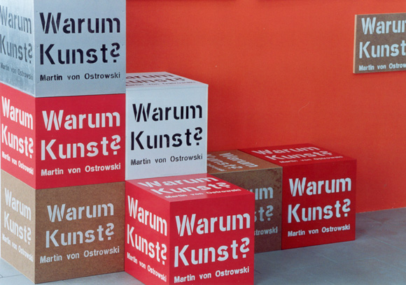 Martin von Ostrowski: Warum Kunst? 2003, Holz, Lack, je Würfel 40 x 40 x 40 cm